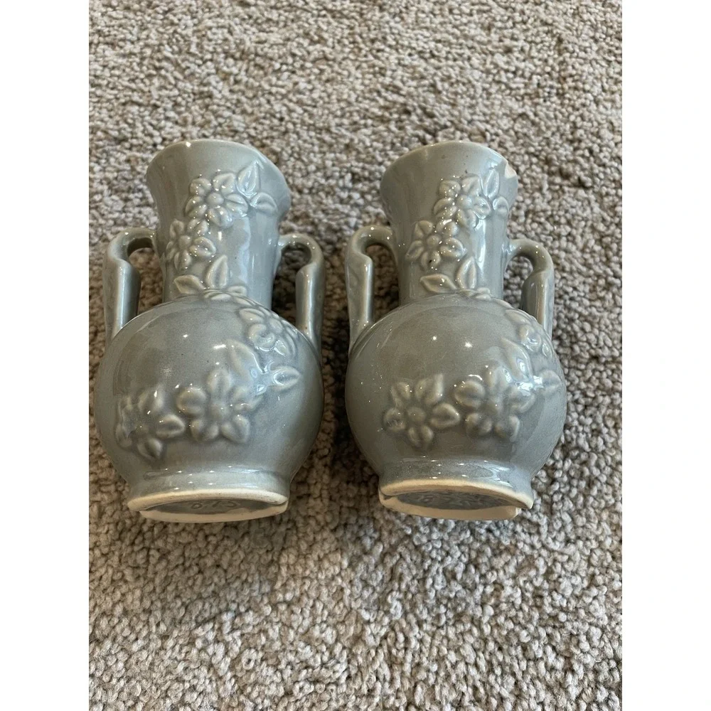 2 Vintage Shawnee Light Gray Floral‎ Vase 875 Daisy Chain Two Handles USA 5